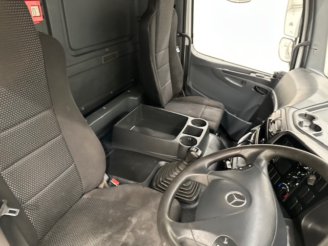 Mercedes Axor 1824 Day Cab Curtainsider Manual