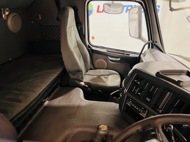 Volvo FM9 260 10 Tyre Sleeper Cab Curtainsider