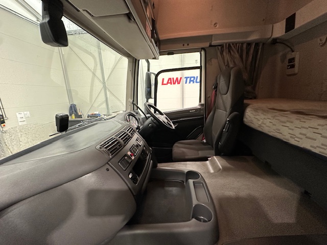 DAF CF 330 6×2 Rear Lift Sleeper Cab Curtainsider