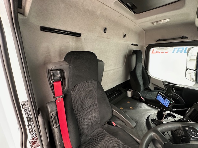 Mercedes Antos 2532 6×2 Rear Lift Day Cab Fridge Box
