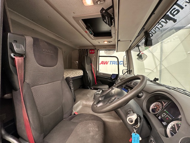 DAF CF 370 6×2 Sleeper Cab Fridge Box