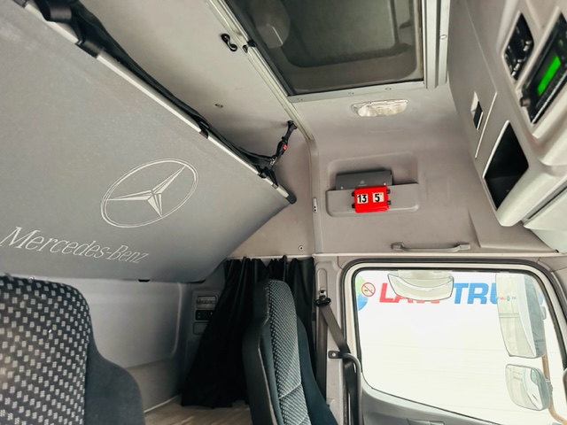 Mercedes 2543 6×2 10 Tyre Rear Lift Sleeper Cab Box Van