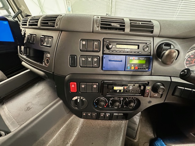 DAF CF 370 6×2 Sleeper Cab Fridge Box