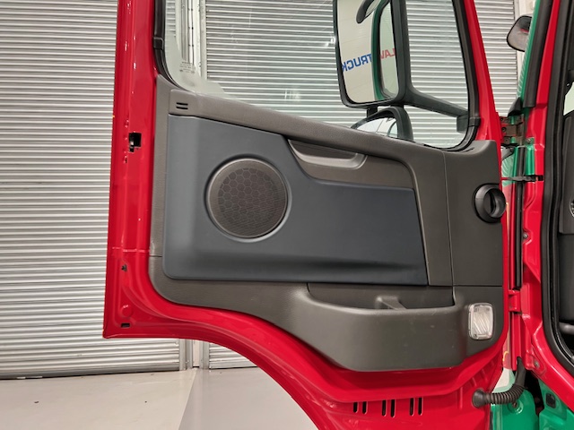 Volvo FM 450 6×2 Sleeper Cab Curtainsider