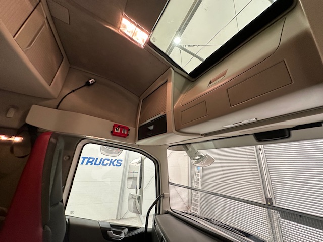 Volvo FH 500 Euro 5 6×2 Tractor Unit Safari Edition