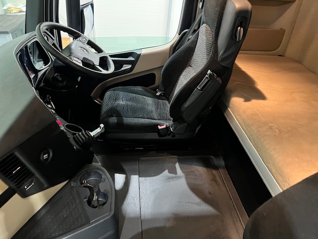 Mercedes Actros 2530 6×2 Sleeper Cab Curtainsider
