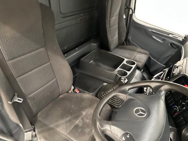 Mercedes Axor 1824 Day Cab Curtainsider Manual