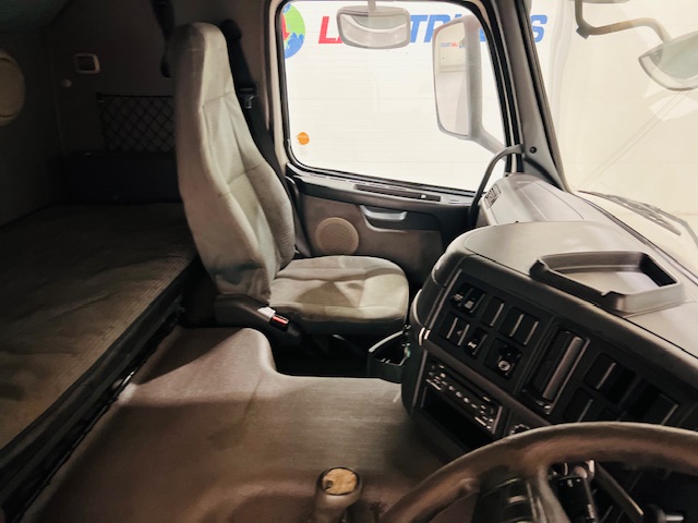 Volvo FM9 260 10 Tyre Sleeper Cab Curtainsider