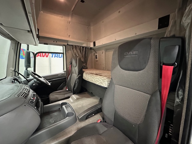 DAF CF 330 6×2 Rear Lift Sleeper Cab Curtainsider