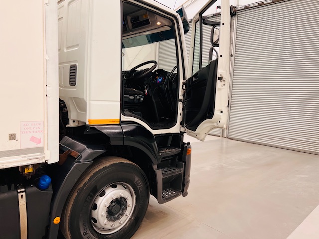 Iveco Stralis 310 AT Euro 6 6×2 Box Van