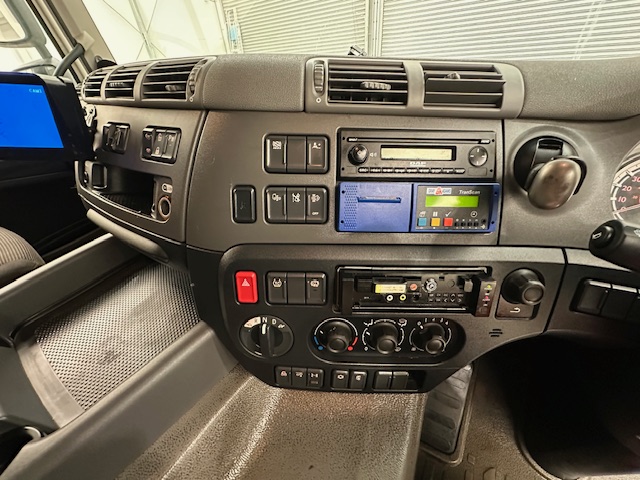 DAF CF 370 6×2 Sleeper Cab Fridge Box