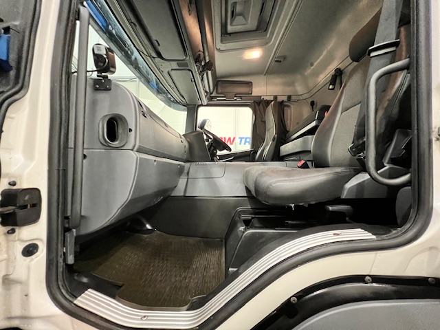 Scania P250 4×2 Sleeper Cab Fridge Box