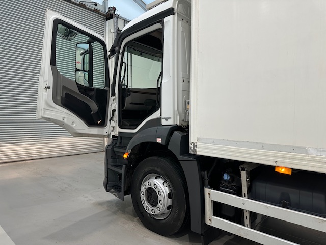 Mercedes Antos 1827 Day Cab Fridge Box