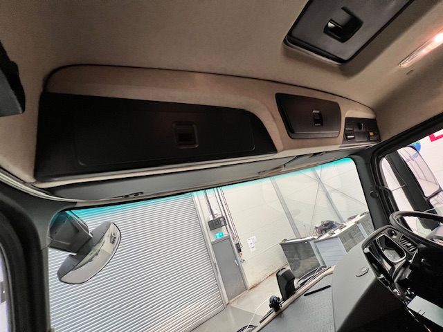 Mercedes Actros 1824 4×2 Sleeper Cab Curtainsider