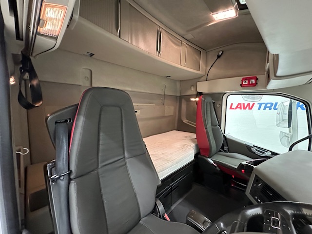 Volvo FH 500 Euro 5 6×2 Tractor Unit Safari Edition