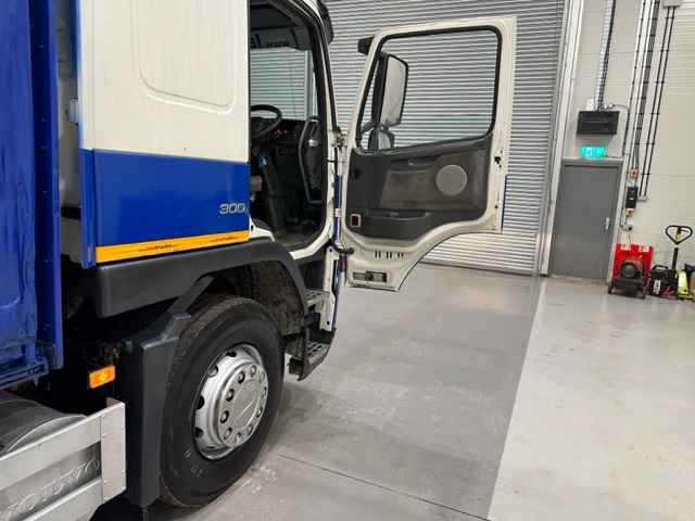 Volvo FM 300 6×2 Sleeper Cab Curtainsider