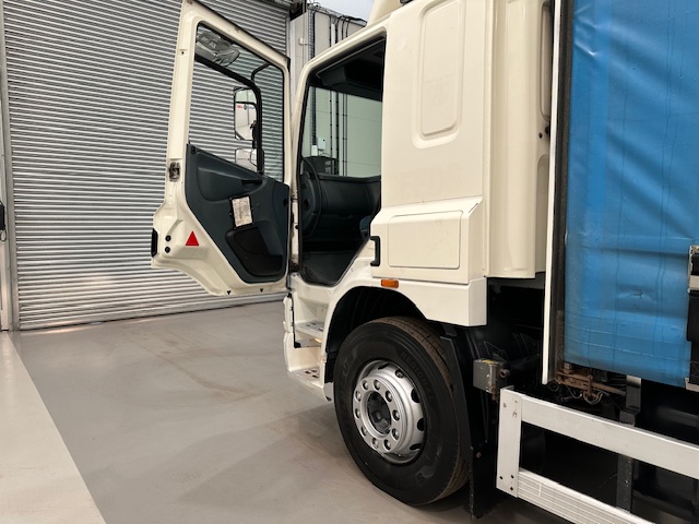 DAF CF65 220 Sleeper Cab Curtainsider Manual