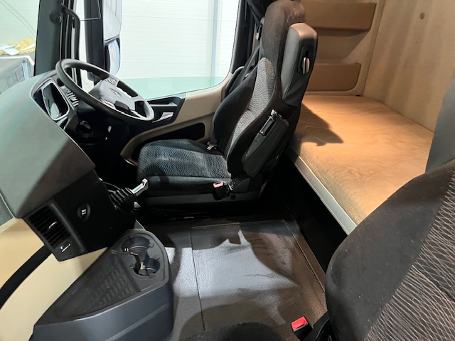 Mercedes Actros 2530 6×2 Sleeper Cab Curtainsider