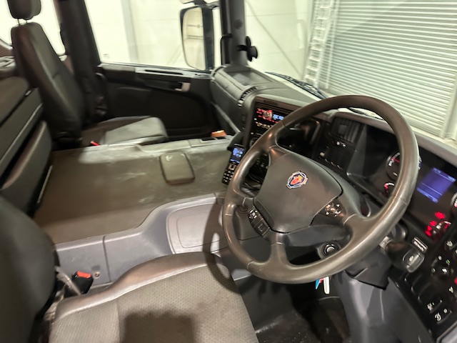 Scania P320 6×2 10 Tyre Rear Lift Insulated Box Van