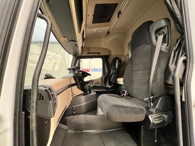 Mercedes Actros 2536 6×2 Sleeper Cab Curtainsider