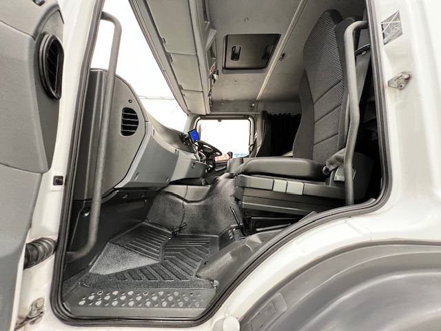 Mercedes Axor 2529 6×2 Rear Lift Sleeper Cab Fridge Box