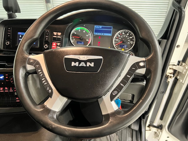 MAN TGM 18.250 4×2 Sleeper Cab Curtainsider