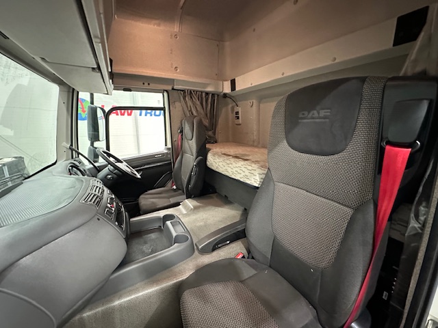 DAF CF 330 6×2 Rear Lift Sleeper Cab Curtainsider