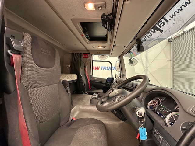DAF CF 370 6×2 Sleeper Cab Fridge Box