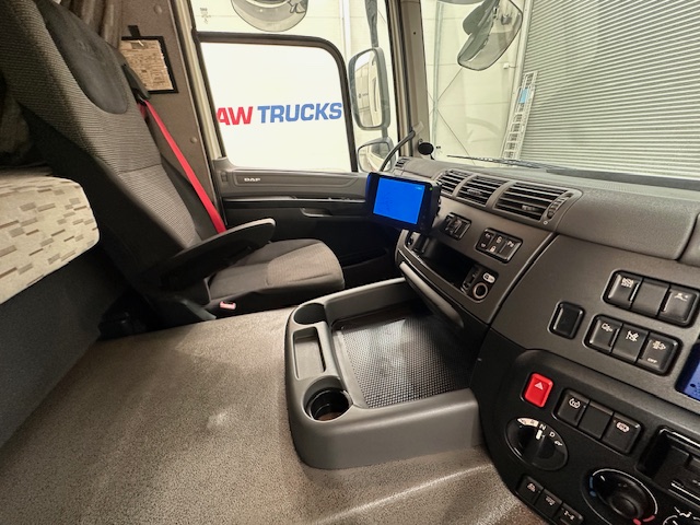 DAF CF 370 6×2 Sleeper Cab Fridge Box