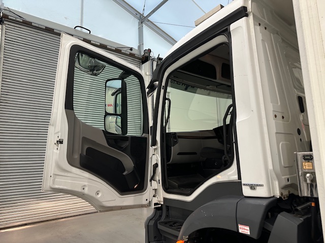 Mercedes Antos 1827 Day Cab Fridge Box