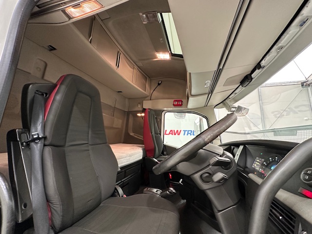Volvo FH 500 Euro 5 6×2 Tractor Unit Safari Edition