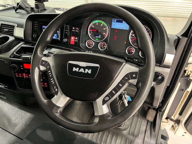 MAN TGM 18.250 4×2 Sleeper Cab Curtainsider