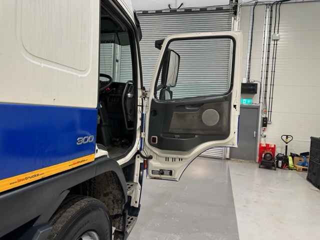 Volvo FM 300 6×2 Sleeper Cab Curtainsider