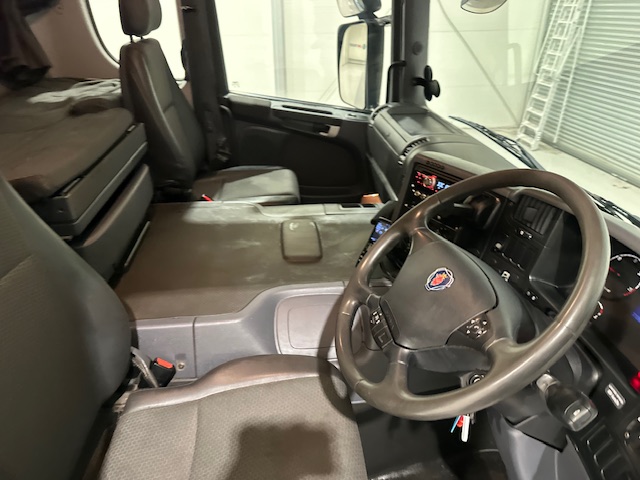 Scania P320 6×2 10 Tyre Rear Lift Insulated Box Van