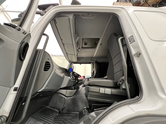 Mercedes Axor 2529 6×2 Rear Lift Sleeper Cab Fridge Box