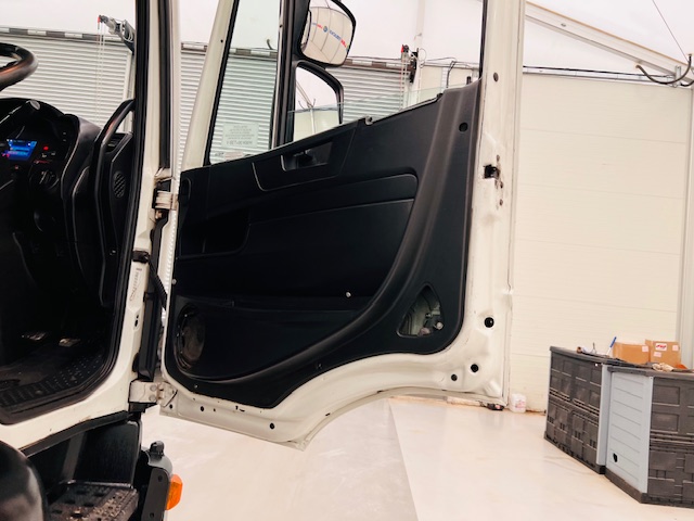 Iveco Stralis 310 AT Euro 6 6×2 Box Van