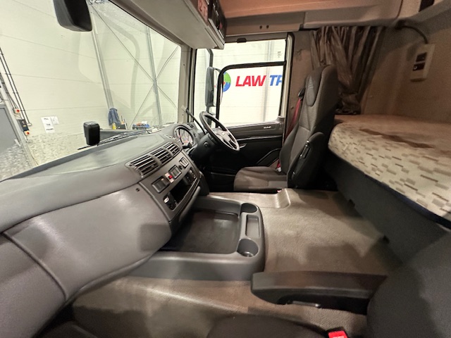 DAF CF 330 6×2 Rear Lift Sleeper Cab Curtainsider