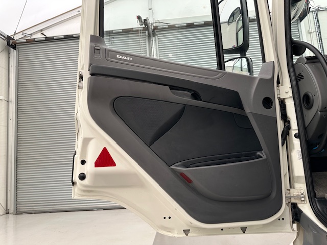 DAF CF 370 6×2 Sleeper Cab Fridge Box