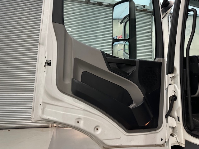 Mercedes Antos 1827 Day Cab Fridge Box