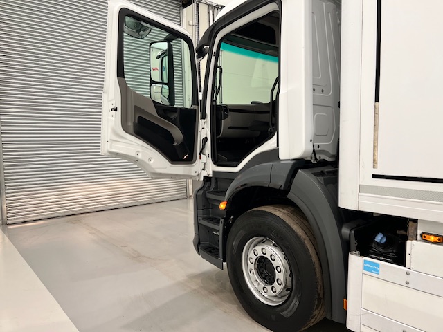 Mercedes Antos 2540 6×2 Rear Lift Day Cab Fridge Box