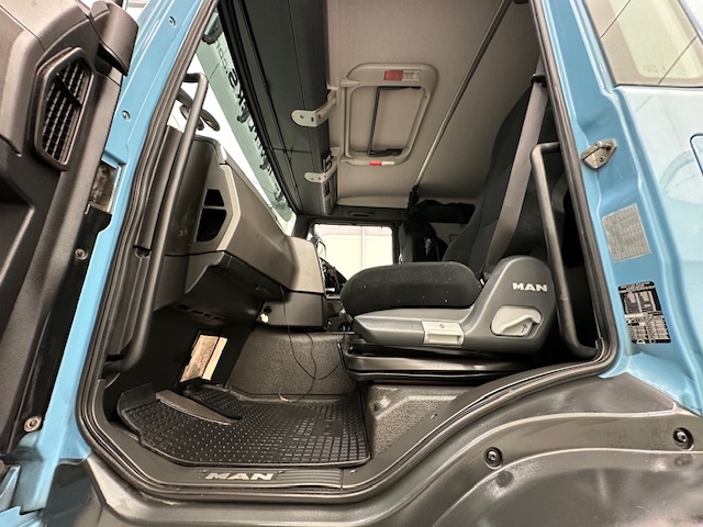 MAN TGS 26.360 6×2 Sleeper Cab Insulated Box Van
