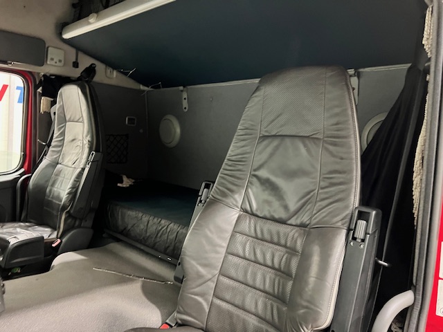 Volvo FM 450 6×2 Sleeper Cab Curtainsider
