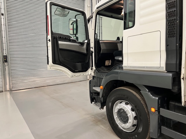 MAN TGM 18.250 4×2 Sleeper Cab Curtainsider