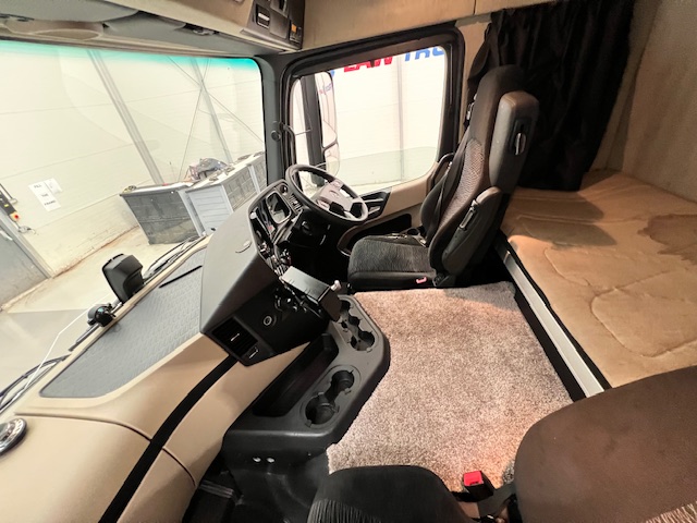 Mercedes Actros 1824 4×2 Sleeper Cab Curtainsider
