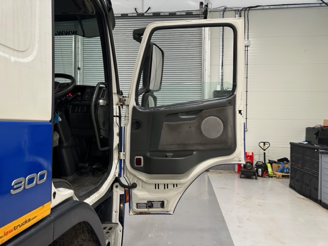 Volvo FM 300 6×2 Sleeper Cab Curtainsider