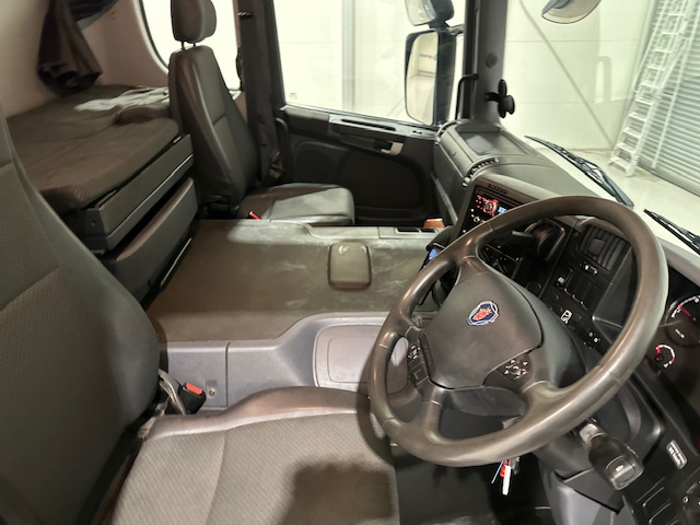 Scania P320 6×2 10 Tyre Rear Lift Insulated Box Van