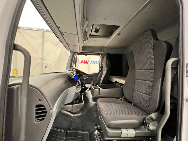 Mercedes Axor 2529 6×2 Rear Lift Sleeper Cab Fridge Box
