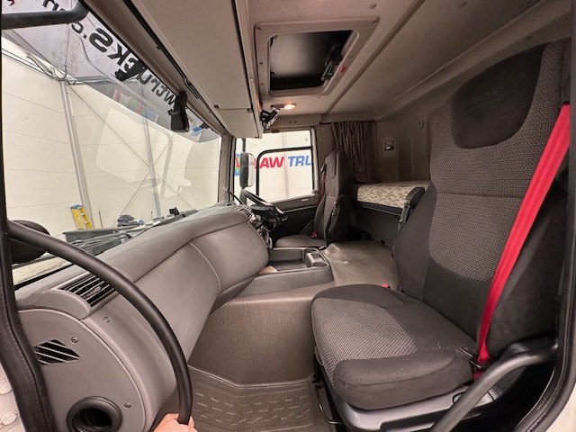 DAF CF 370 6×2 Sleeper Cab Fridge Box