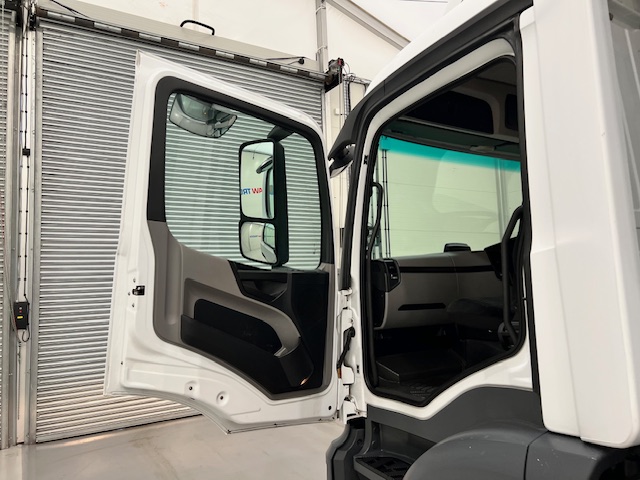 Mercedes Antos 2540 6×2 Rear Lift Day Cab Fridge Box