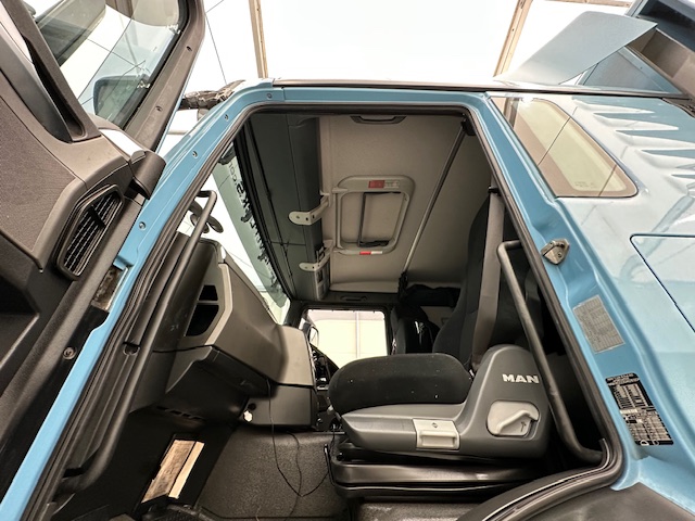 MAN TGS 26.360 6×2 Sleeper Cab Insulated Box Van